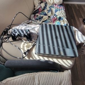 Playstation 4 cords and 1 cordless controller